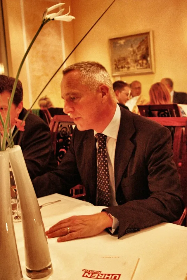 UHREN-MAGAZIN-Leserreise: Wilhelm Schmid, CEO von A. Lange & Söhne beim abendlichen Gedankenaustausch mit den UHREN-MAGAZIN-Lesern