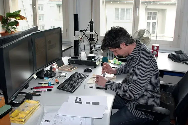 Uhrmachermeister David Luther untersucht eine vermutliche Fälschung.