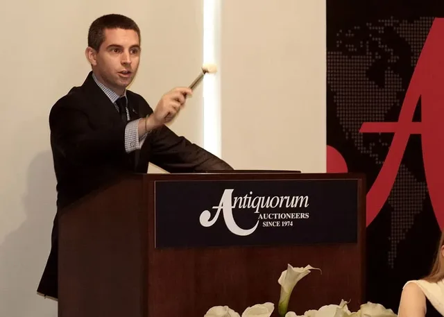 Antiquorum-Uhrenexperte Julien Schaerer in Aktion