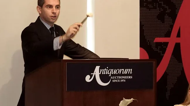 Antiquorum-Uhrenexperte Julien Schaerer in Aktion