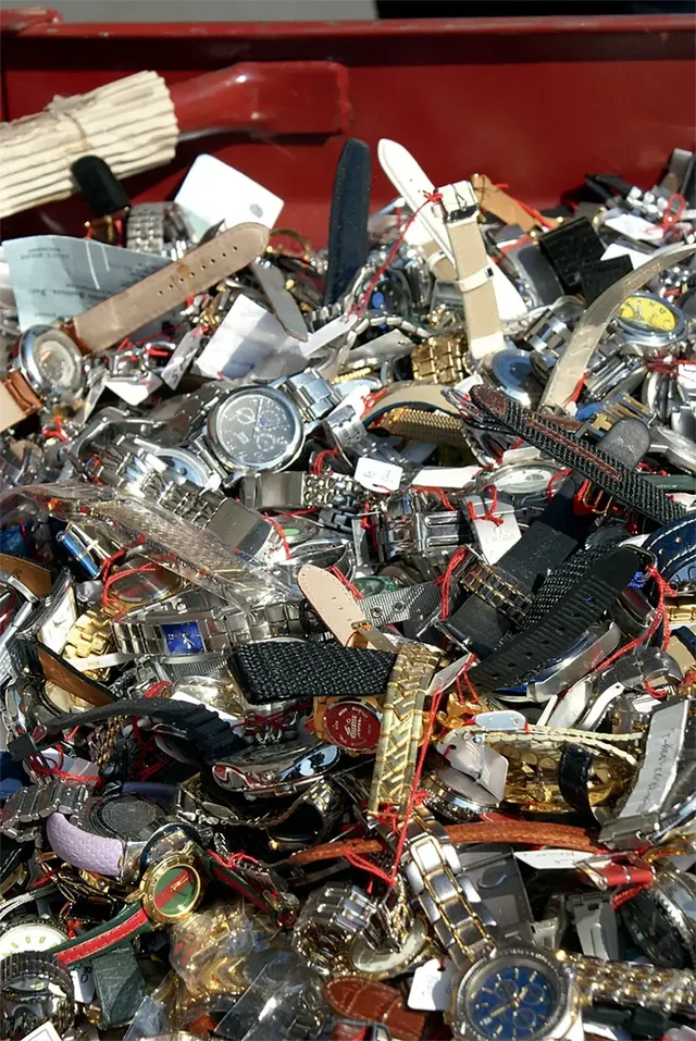 Von der Schweizer Zollbehörde beschlagnahmte Replica Uhren kurz vor ihrer Vernichtung.