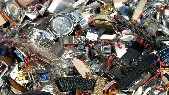 Von der Schweizer Zollbehörde beschlagnahmte Replica Uhren kurz vor ihrer Vernichtung.