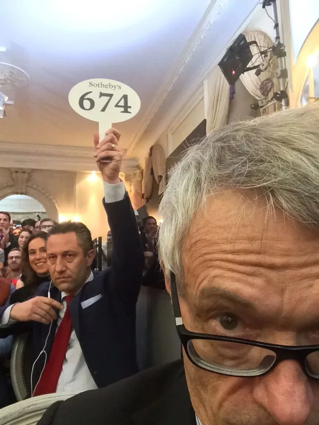 Dr. Crott (im Vordergrund) hält fest, wie Aurel Bacs das Höchstgebot für die Patek Philippe Henry Graves Supercomplication abgibt und den Zuschlag erhält.