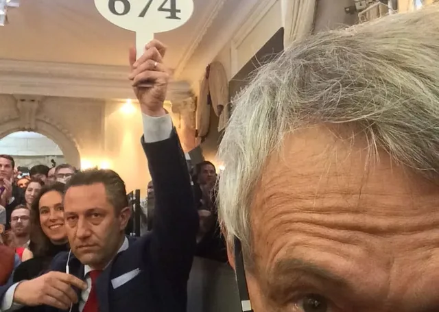 Dr. Crott (im Vordergrund) hält fest, wie Aurel Bacs das Höchstgebot für die Patek Philippe Henry Graves Supercomplication abgibt und den Zuschlag erhält.