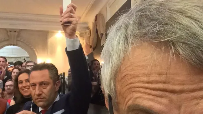 Dr. Crott (im Vordergrund) hält fest, wie Aurel Bacs das Höchstgebot für die Patek Philippe Henry Graves Supercomplication abgibt und den Zuschlag erhält.