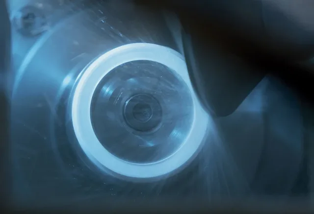 Vorarbeit: Von einer Keramikstange werden die gewünschten Stücke geschliffen.