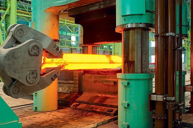 Bei Thyssen-Krupp in Unna wird ein Titanblock für die Weiterverarbeitung rotglühend erhitzt.