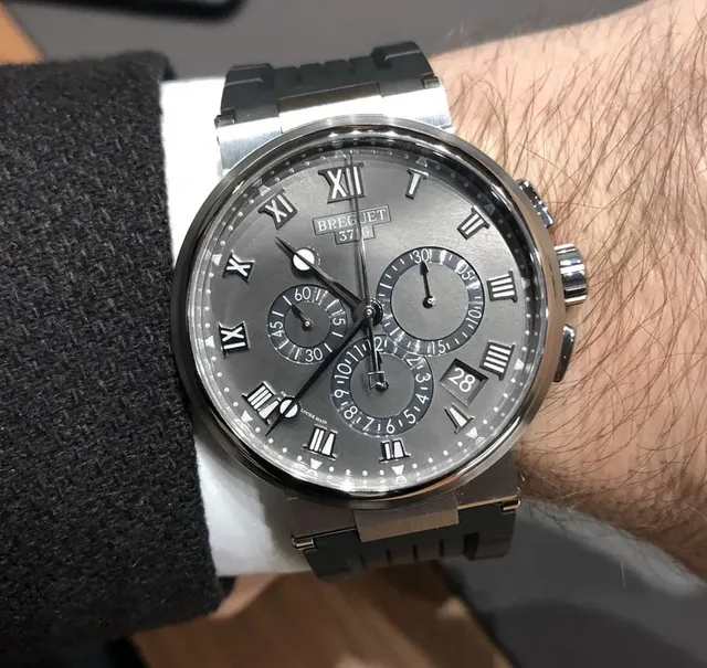 Nur Titan: PArmschmeichler: Breguet Marine Chronograph 5527 mit Titangehäuse