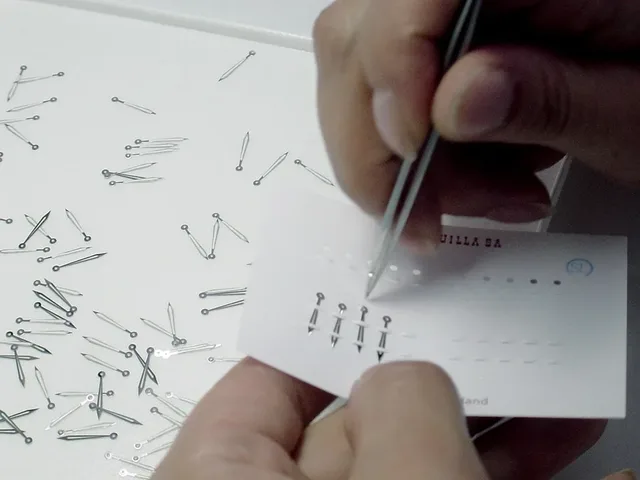 Fertig zum Versand: Die fertigen zeiger des Schweizer Herstellers Aguilla werden auf eine Unterlage gesteckt.