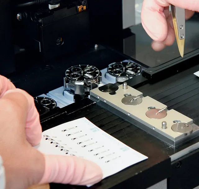 In den Manufakturen der Uhrenhersteller werden die angelieferten Zeiger schließlich auf die Zifferblätter aufgesetzt.