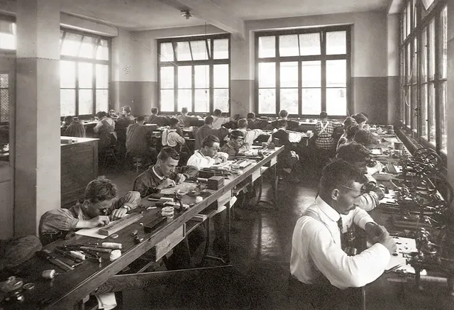 Glycine: Uhrmacher im Stammhaus, 1920