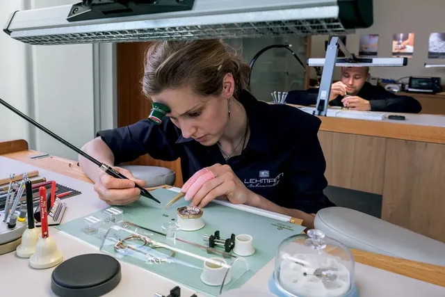Lehmann Schramberg: Uhrmacherin in der Manufaktur