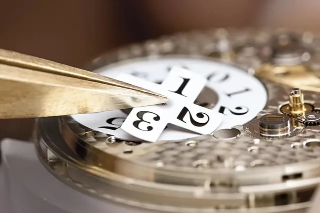 Montage des Großdatums bei A. Lange & Söhne