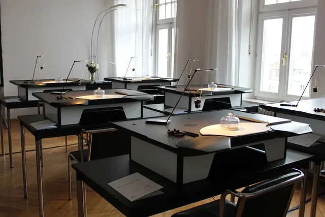 Panerai: Die Werktische beim Uhrmacher-Workshop in München.