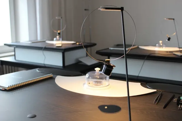 Mit Uhrmacherlupe und Notizblock kann der Kurs losgehen.