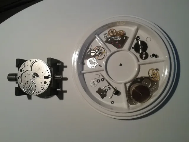 Panerai: Uhrmacherworkshop, zerlegtes Werk