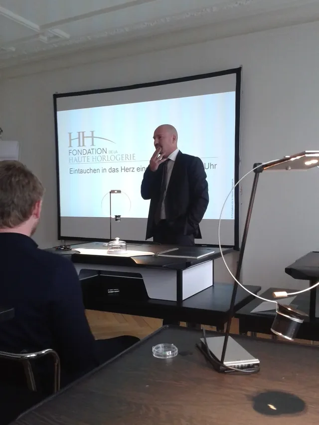 Stéphane Schuler von der Fondation de la Haute Horlogerie führte durch den Uhrmacher-Workshop.