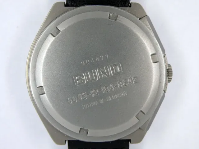 Stahlboden der aktuellen Titanuhr mit BUND-Prägung. Deutlich zu erkennen: Die Farbunterschiede von Edelstahl und Titan.