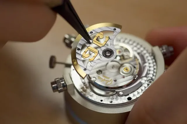 Montage des Zentralrotors bei einem Automatikwerk von Glashütte Original