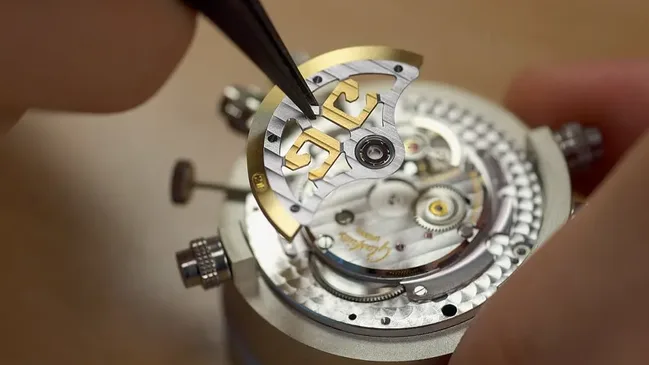 Montage des Zentralrotors bei einem Automatikwerk von Glashütte Original