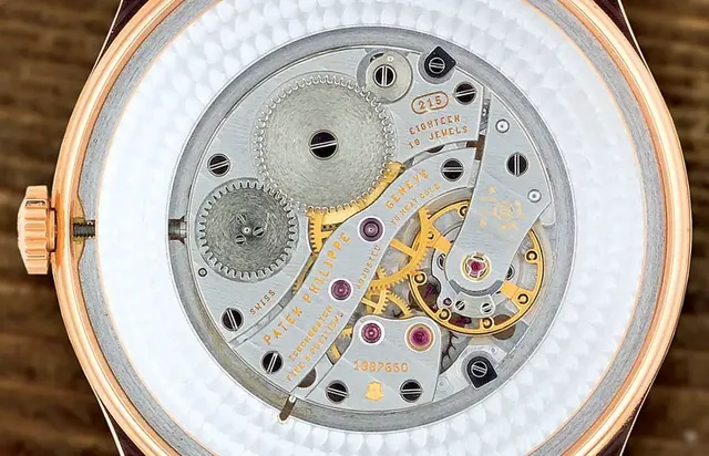 Bei der Gyromax-Unruh von Patek Philippe bewirken drehbare Rollen die Veränderung des Trägheitsmoments.