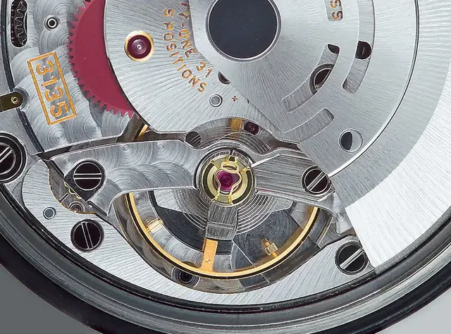 Rolex verwendet »Microstella«-Schrauben zur Veränderung des Trägheitsmoments der Unruh.
