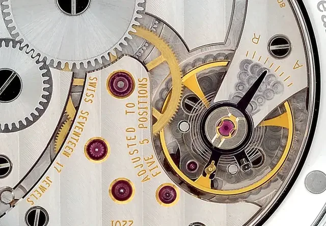 Klassisches System: Feinregulierung durch Rücker an einem Eta-Unitas-Kaliber.