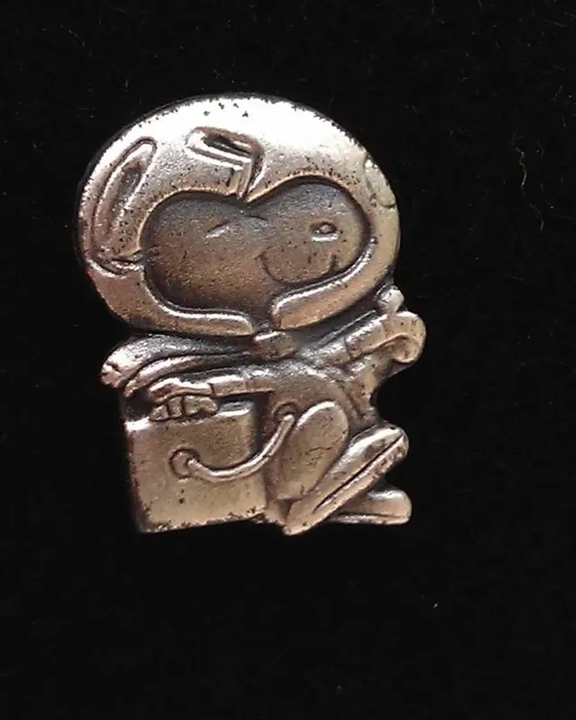 Anstecknadel der NASA mit Snoopy-Motiv