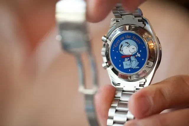 Der Gehäuseboden der Omega Speedmaster Professional "Snoopy Award"