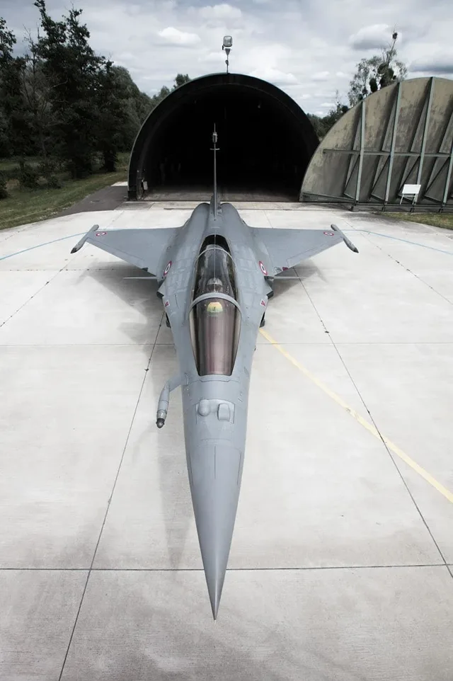 Bell & Ross: Der Chronograph BR 03-94 Rafale ist inspiriert von dem abgebildeten Mehrzweckkampfflugzeug Rafale.