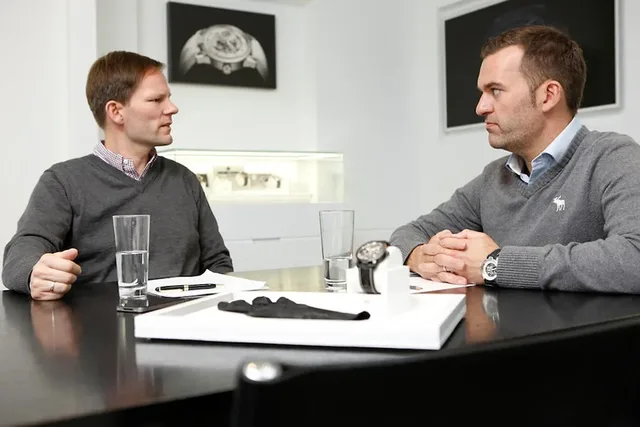 Claude Greisler, Direktor und Chefkonstrukteur von Armin Strom, im Gespräch mit Chronos-Redakteur Jens Koch