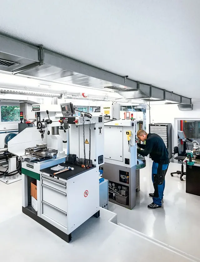 Der Maschinenpark von Armin Strom: Drehen, Drahterodieren, Fräsen, Zähneschneiden und Galvanisieren