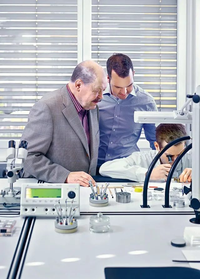 Firmengründer Armin Strom mit Claude Greisler und einem Uhrmacher der Manufaktur