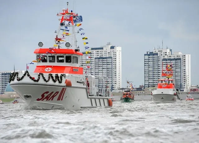 Schiffsparade_150 Jahre DGzRS