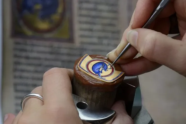 Die Herstellung der Uhren der Savoirs-Enluminés-Linie von Vacheron Constantin ist echte Detailarbeit.