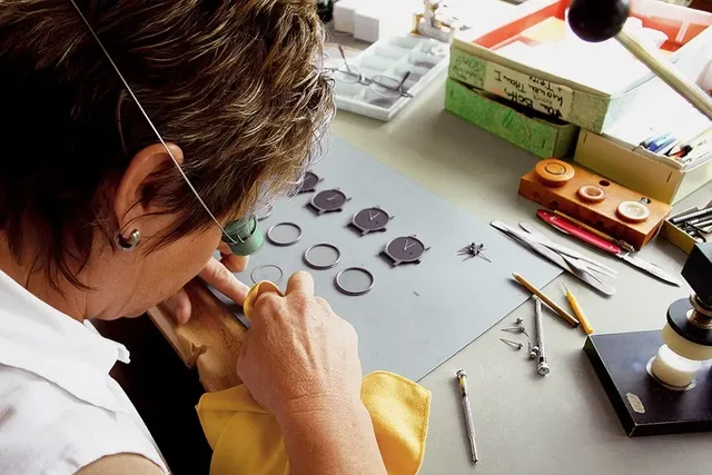 Botta-Design: Bei einem Zuliefererbetrieb werden Uhrenteile poliert.