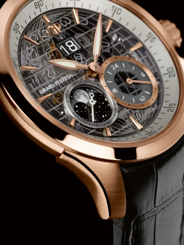 Das Zifferblatt der Girard-Perregaux Traveller Large Date, Moon Phases & GMT besteht aus Saphirglas