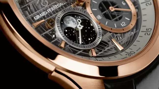 Das Zifferblatt der Girard-Perregaux Traveller Large Date, Moon Phases & GMT besteht aus Saphirglas