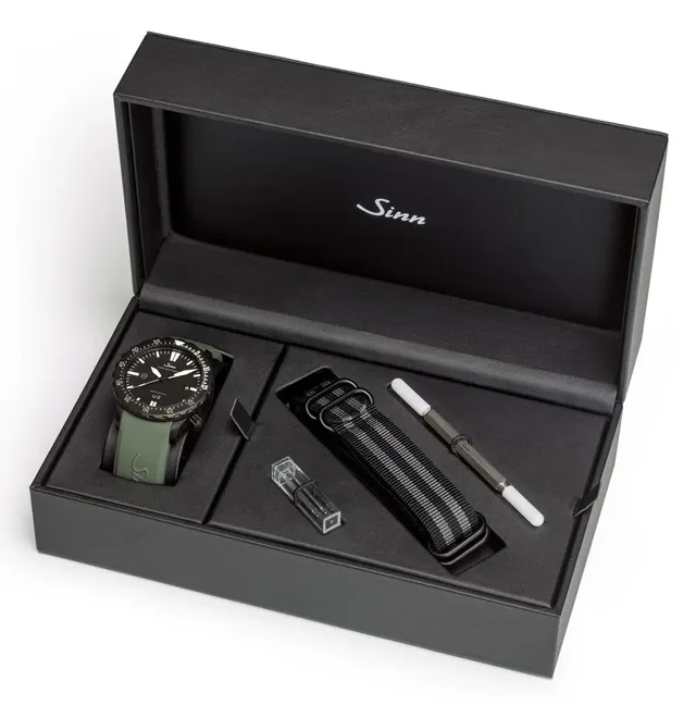 Lieferumfang: Die Sinn U2 C mit beiden Bändern im Etui.