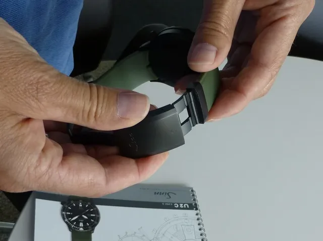 Die Schließe der Sinn U2 C birgt eine Tauchverlängerung.