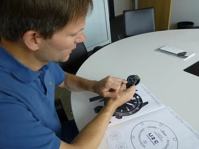 Chronos-Redakteur Jens Koch zeigt die sichtbare Trockenkapsel, Herzstück der Trockenhaltetechnik, die bei der Sinn U2 C bewusst eingesetzt wird