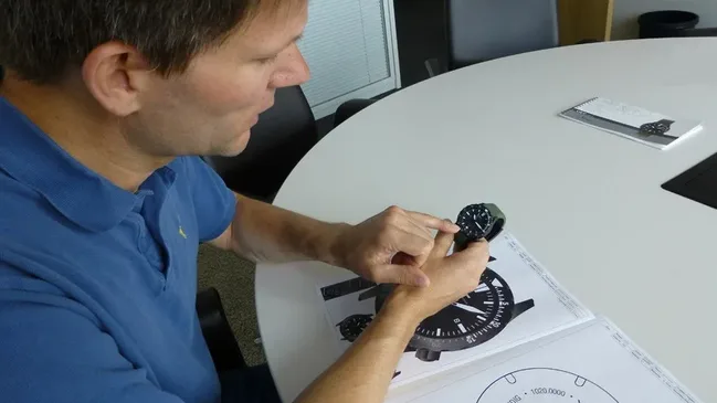 Chronos-Redakteur Jens Koch zeigt die sichtbare Trockenkapsel, Herzstück der Trockenhaltetechnik, die bei der Sinn U2 C bewusst eingesetzt wird