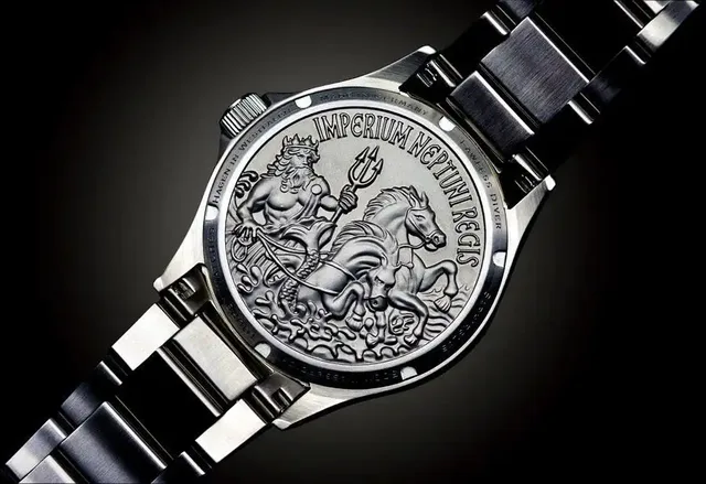 Der Gehäuseboden der Lawless 42 von Tourby Watches zeigt den Meeresgott Neptun.