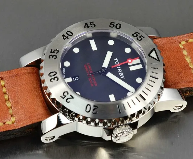 2011 präsentierte Tourby Watches das Premierenmodell: Die Taucheruhr Lawless 45