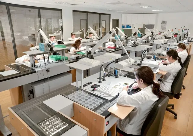 Hier entstehen die Werke für die Fossil-Uhren aus dem Tessin: Blick in die Produktionsstrecke in Manno, einem Vorort von Lugano