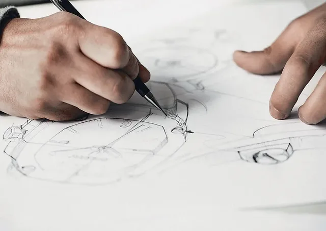 Die Zusammenarbeit zwischen der Fossil Group und den lizenzgebenden Modemarken ist eng. Das Design der Uhren muss den beiden Kollektionen entsprechen, die standardmäßig im Jahr erscheinen.