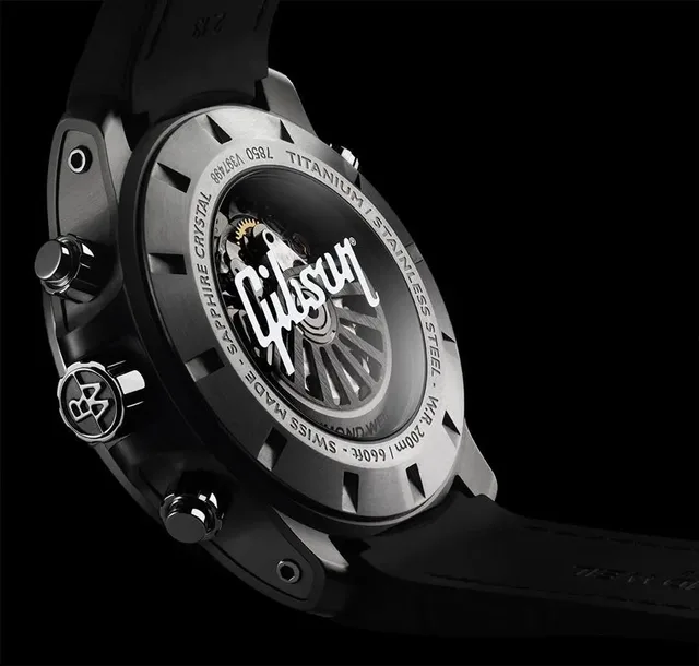 Den Saphirglasboden der Nabucco Inspired by Gibson von Raymond Weil ziert der Gibson-Schriftzug