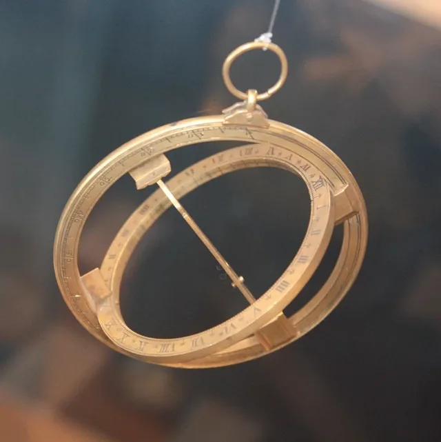 Die Ringsonnenuhr aus dem 17. Jahrhundert zeigt die Zeit als Lichtfleck auf der Stundenskala des Äquatorrings, wenn sie korrekt aufgehängt ist und das richtige Datum eingestellt ist.