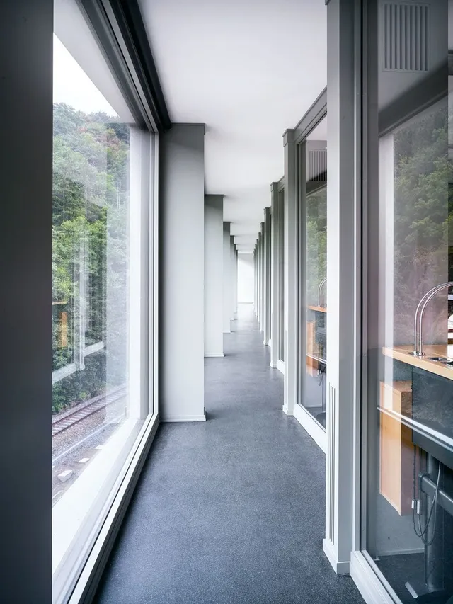 Große Fenster sorgen im neuen Gebäude für viel Licht in den Arbeitsräumen.