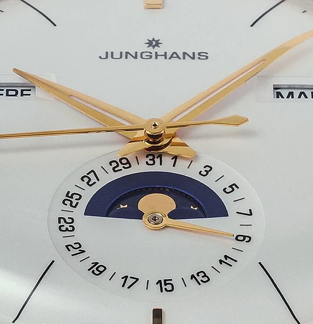 Die Junghans Meister kombiniert das Zeigerdatum mit einer Mondphasenanzeige.